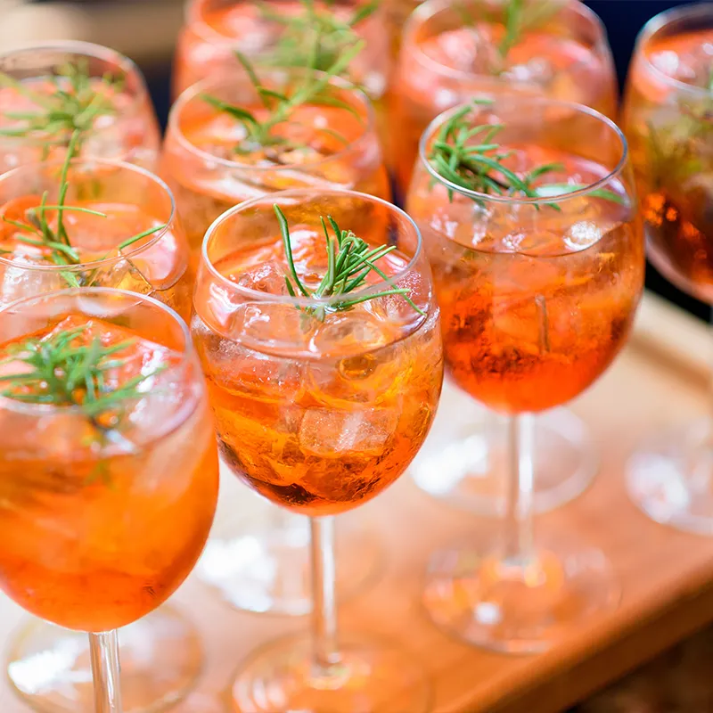 Mehrere Aperol Spritz nebeneinander aufgetischt