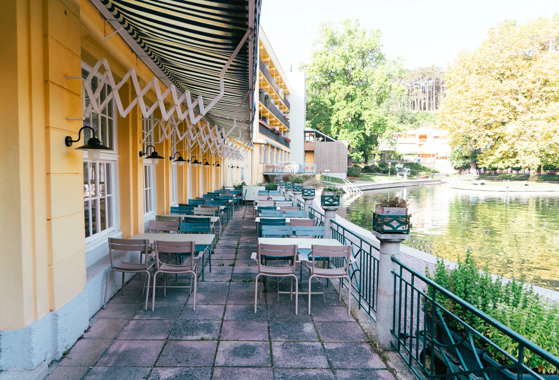 Terasse am Wasser im Restaurant Kabane21